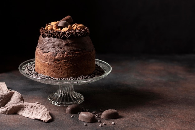 Vista frontale del delizioso concetto di torta al cioccolato