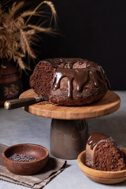 Vista frontale del delizioso concetto di torta al cioccolato