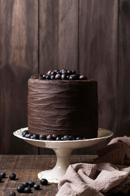 Vista frontale del delizioso concetto di torta al cioccolato