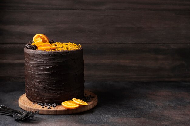 Vista frontale del delizioso concetto di torta al cioccolato