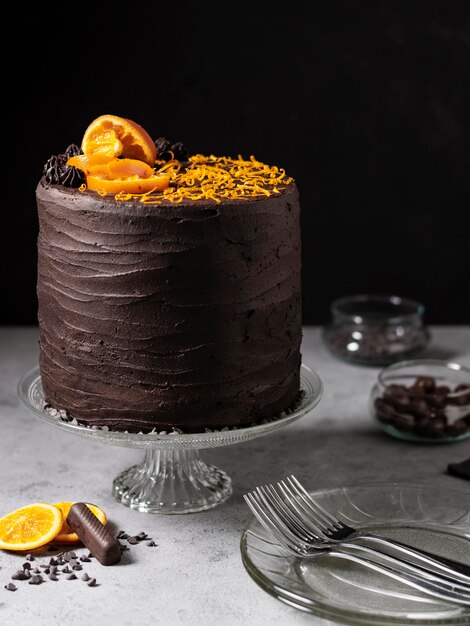 Vista frontale del delizioso concetto di torta al cioccolato