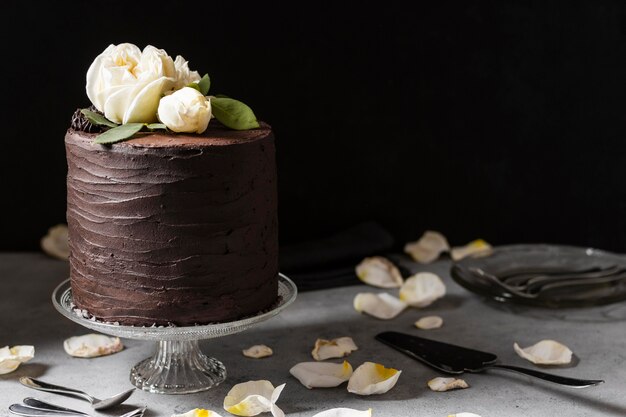 Vista frontale del delizioso concetto di torta al cioccolato