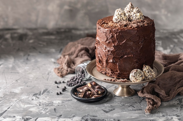 Vista frontale del delizioso concetto di torta al cioccolato