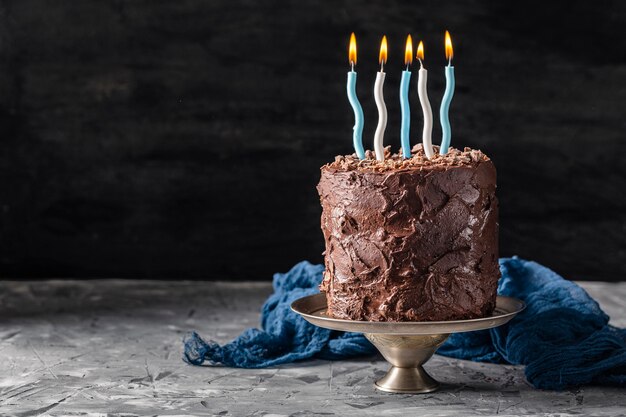 Vista frontale del delizioso concetto di torta al cioccolato