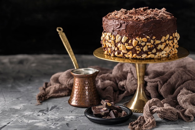 Vista frontale del delizioso concetto di torta al cioccolato