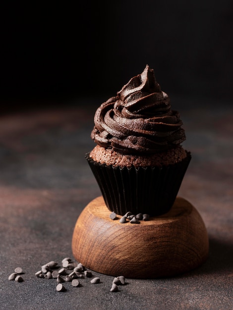 Vista frontale del delizioso cupcake al cioccolato