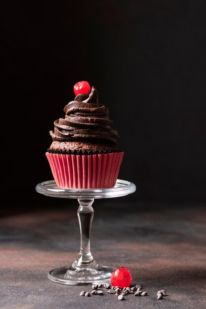 Vista frontale del delizioso cupcake al cioccolato