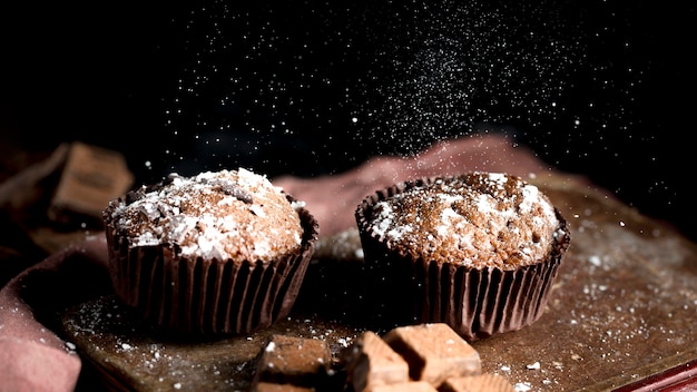 Vista frontale del delizioso muffin al cioccolato