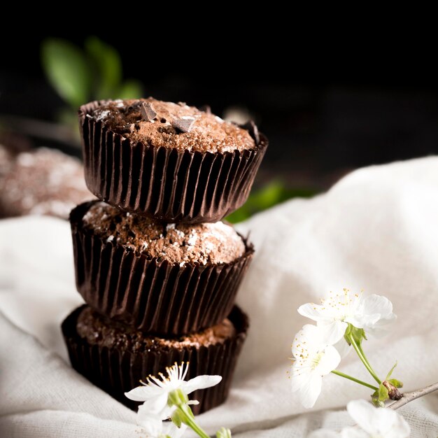 Vista frontale del delizioso muffin al cioccolato