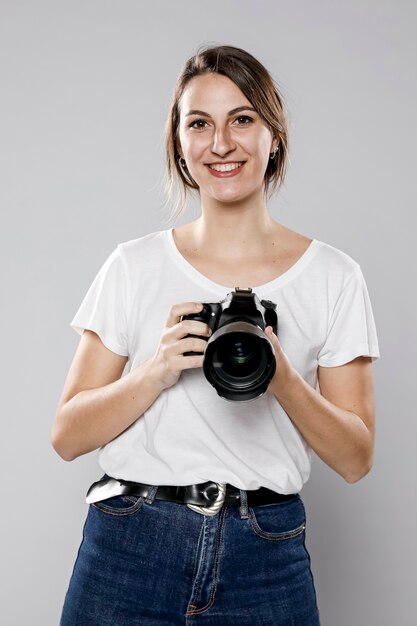 Vista frontale del fotografo femminile