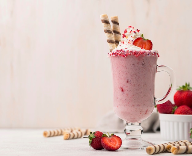 Vista frontale del frappè alla fragola con copia spazio