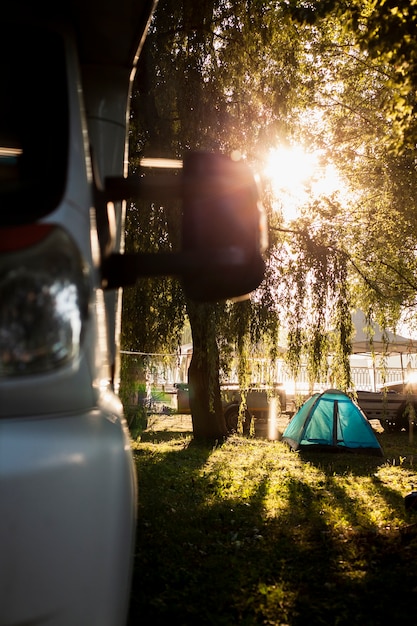 Vista frontale del furgone del primo piano con la tenda nella priorità bassa