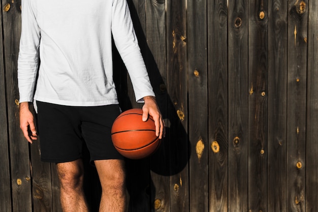 Vista frontale del giocatore di basket irriconoscibile