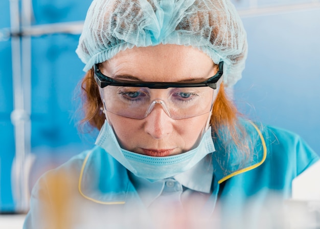 Vista frontale del giovane chimico della donna dello zenzero