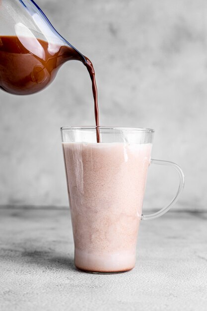 Vista frontale del latte al cioccolato in tazza