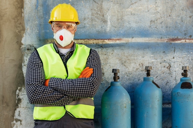 Vista frontale del lavoratore con elmetto e maschera protettiva