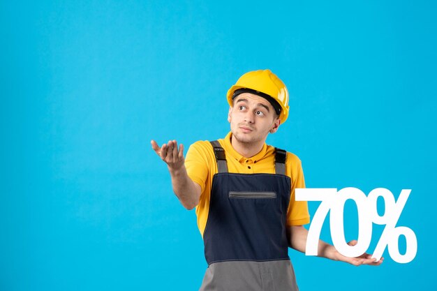 Vista frontale del lavoratore maschio in uniforme con la scritta sull'azzurro