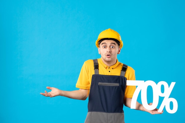 Vista frontale del lavoratore maschio in uniforme con la scritta sull'azzurro