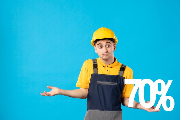 Vista frontale del lavoratore maschio in uniforme con la scritta sull'azzurro