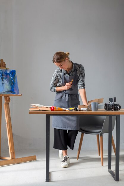 Vista frontale del lavoro dell'artista