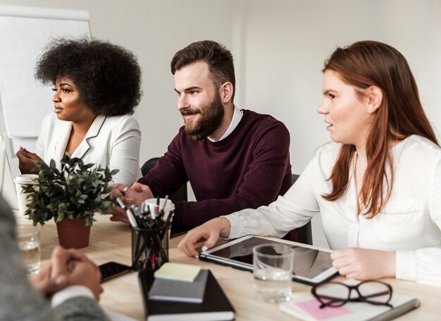 Vista frontale del lavoro di squadra parlando