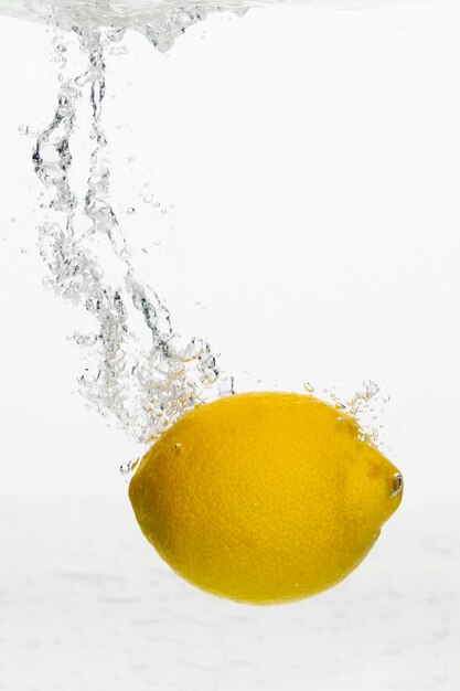 Vista frontale del limone in acqua con copia spazio