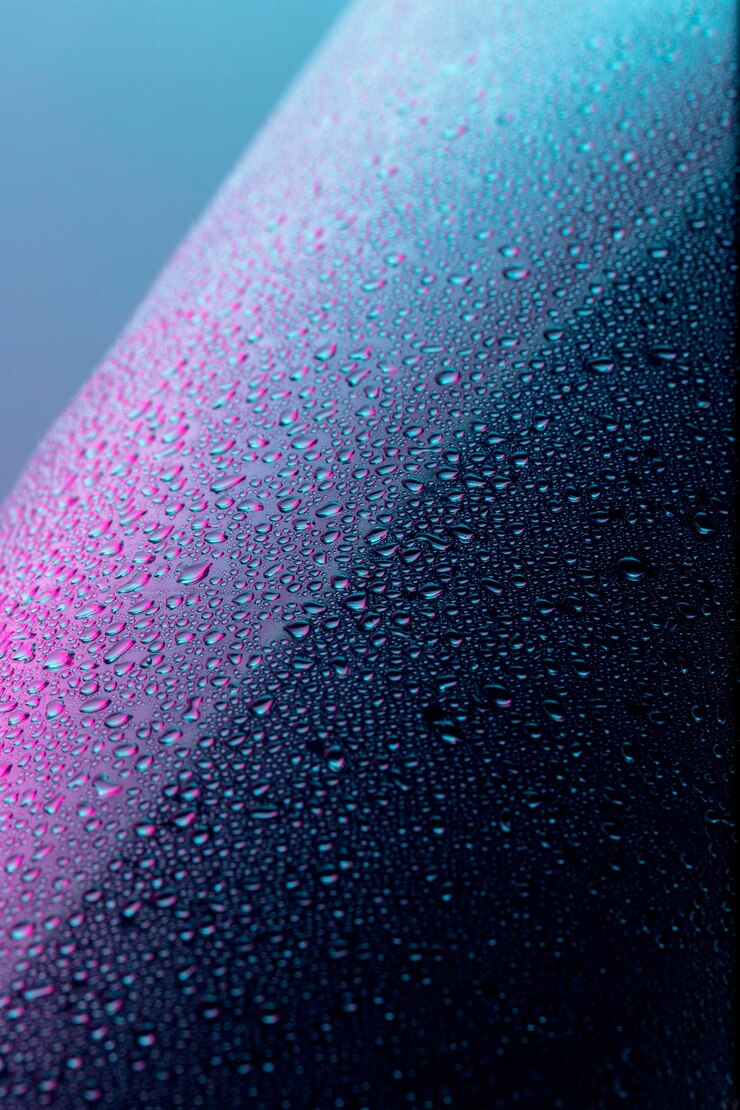 Foto gratuito vista frontale del liquido trasparente scende sulla superficie
