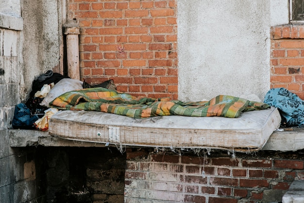 Vista frontale del materasso e della coperta per i senzatetto
