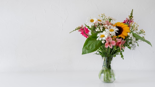 Vista frontale del mazzo di fiori in vaso