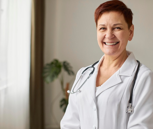 Vista frontale del medico femminile del centro di recupero covid di smiley anziano