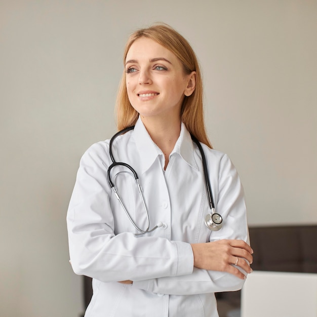 Vista frontale del medico femminile del centro di recupero covid di smiley