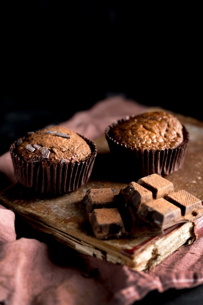 Vista frontale del muffin al cioccolato con spazio di copia