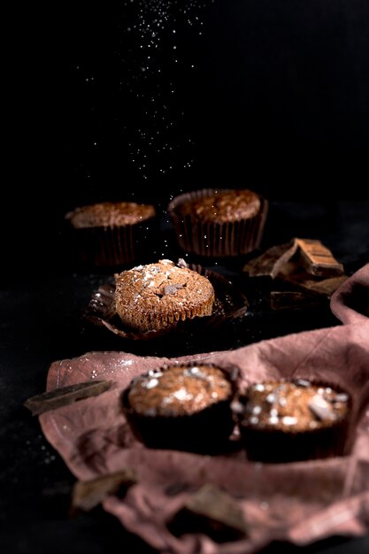 Vista frontale del muffin al cioccolato con spazio di copia