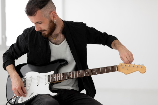 Vista frontale del musicista che suona la chitarra elettrica