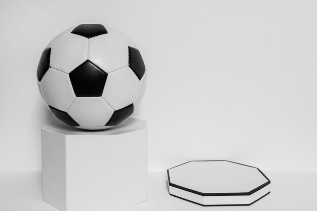 Vista frontale del nuovo calcio su piedistallo con copia spazio