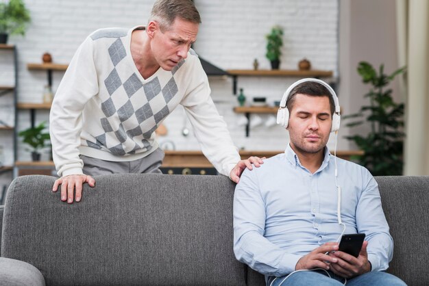 Vista frontale del padre che parla con suo figlio