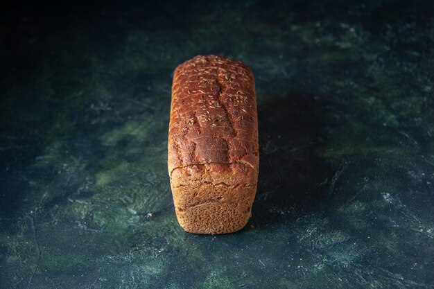 Vista frontale del pane nero confezionato su sfondo blu in difficoltà con spazio libero