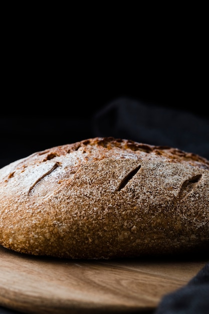 Vista frontale del pane sul chopeper con sfondo nero