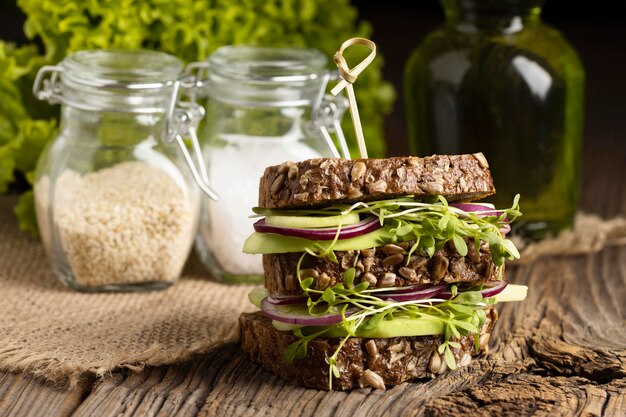 Vista frontale del panino con insalata dall'aspetto gustoso