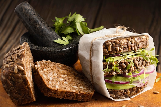 Vista frontale del panino con insalata di pane