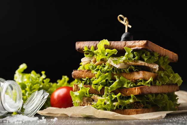 Vista frontale del panino con insalata di pomodoro