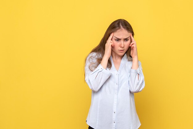 Vista frontale del pensiero femminile giovane