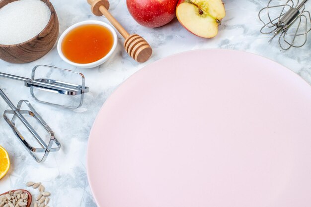 Vista frontale del piatto bianco vuoto e del cibo sano fresco impostato su sfondo bicolore