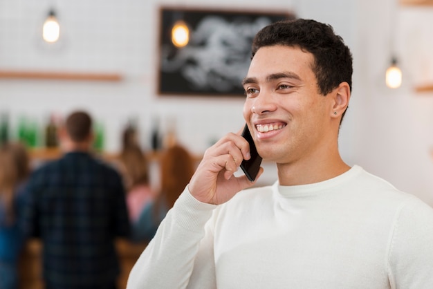 Vista frontale del ragazzo che parla al telefono