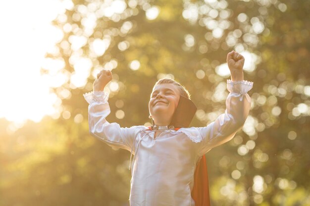 Vista frontale del ragazzo nel concetto di costume di dracula