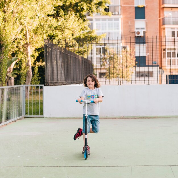 Vista frontale del ragazzo su scooter