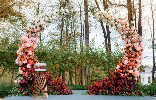 Vista frontale del ricco arco decorato con adorabili fiori di rose fresche
