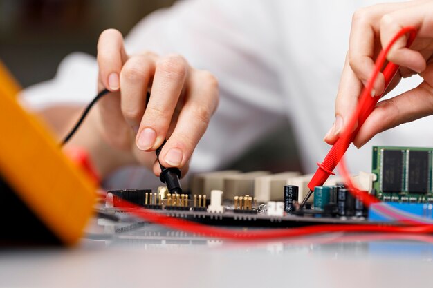 Vista frontale del tecnico femminile con la scheda madre del computer