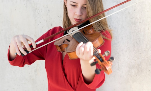 Vista frontale del violinista che suona