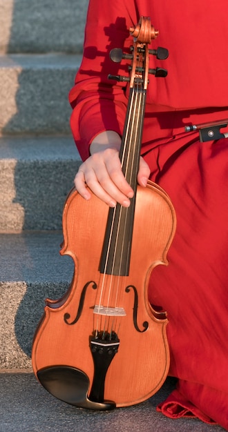 Vista frontale del violino tenuto da donna